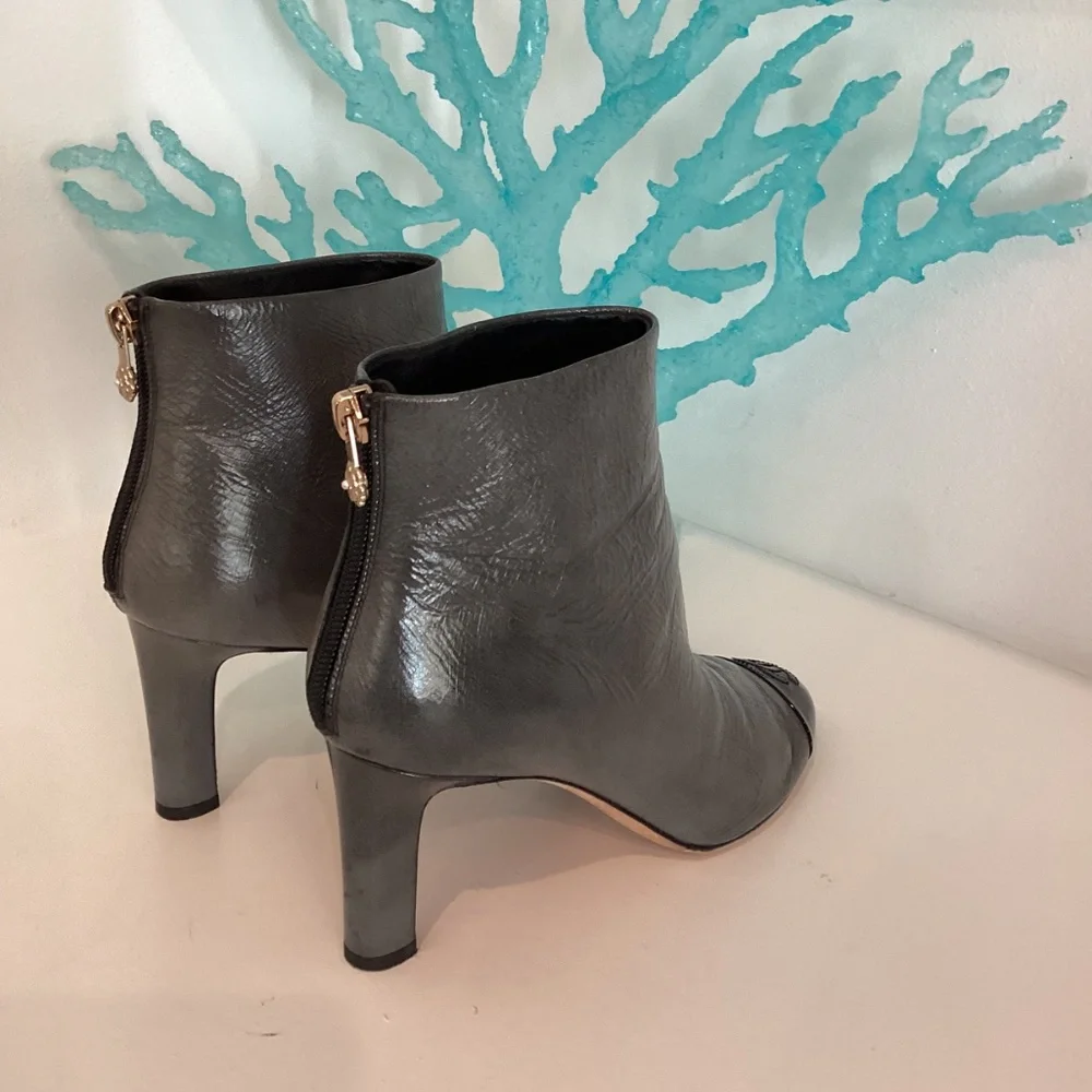 Chanel Black & Gray Patent Leather Interlocking CC Logo Ankle Boots Size 37.5